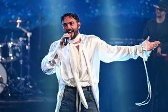 Marco Mengoni e la bimba di pochi mesi al concerto: “Tua mamma è una pazza”