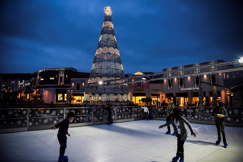 Sicilia Outlet Village, l’Albero di Natale brillerà su una meravigliosa pista di pattinaggio dal 9 novembre al 6 gennaio