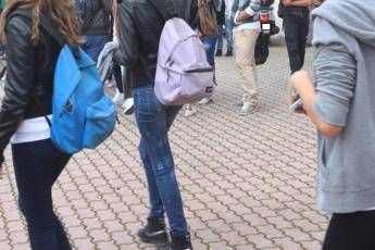 Pescara, sostanza irritante spruzzata a scuola: evacuato liceo, studenti in pronto soccorso