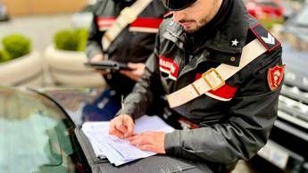 Roma, 14enne alla guida di auto a noleggio rubata: non si ferma all’alt e provoca incidente