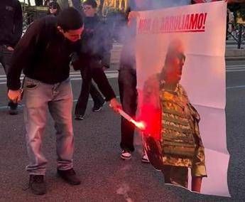 Roma, manifestanti ProPal bruciano immagine Crosetto: “Non ci arruoliamo”