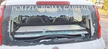 Roma, spari da carabina ad aria compressa contro auto polizia locale al campo nomadi: “In frantumi il lunotto posteriore”