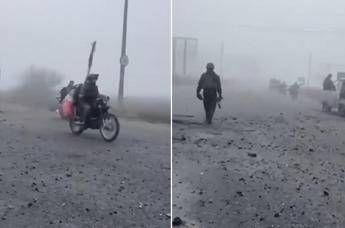 Russi in moto tra la nebbia: in un video virale l’assalto a Pokrovsk mentre la città resiste