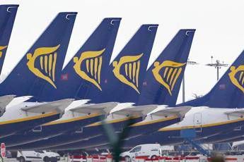 Ryanair, stop ai biglietti cartacei: da mercoledì carte d’imbarco solo digitali