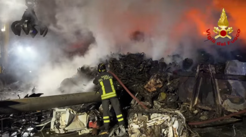 Catania, vasto incendio in un’azienda di demolizioni