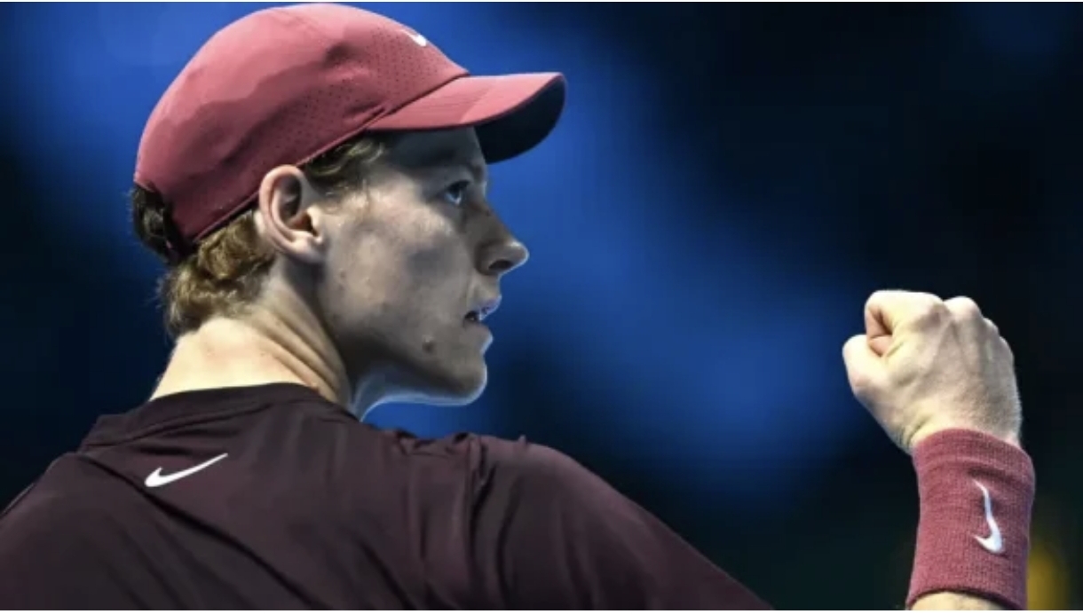 Sinner batte Alcaraz in finale ATP Finals, è lui il maestro a Torino