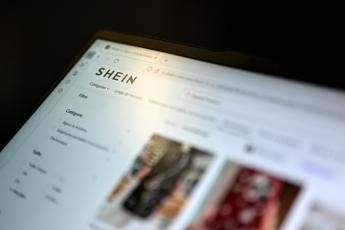Shein sotto indagine Ue, nel mirino la vendita di materiale pedopornografico