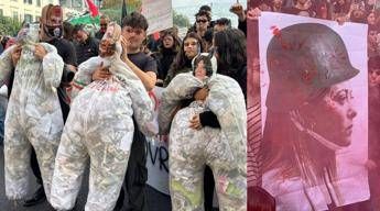 Studenti in sciopero, cortei in 50 città: a Roma fantoccio della premier, a Torino la scritta ‘Meloni appesa’