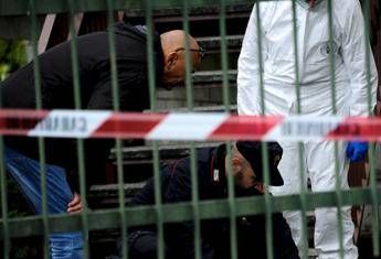 Trovato morto con ferite alla testa nell’androne di un palazzo, indagini a Napoli