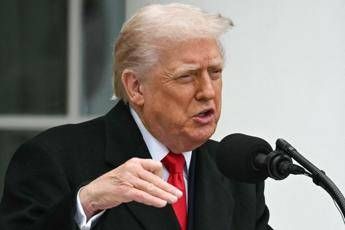 Ue, Trump torna alla carica: “Paesi decadenti e leader deboli, non sanno cosa fare”. Bruxelles replica: “Orgogliosi di loro”
