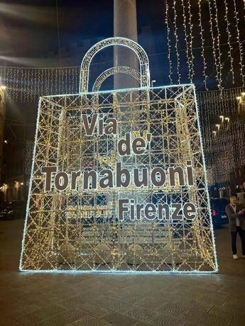 Via de’ Tornabuoni illumina il Natale a Firenze