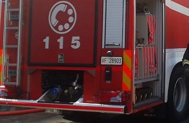 Caltanissetta, cadono calcinacci da un edificio in corso Umberto I: l’intervento dei Vigili del Fuoco