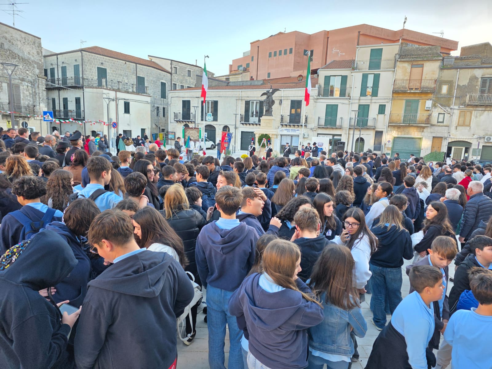 Mussomeli, boom di scolaresche  in Piazza Umberto ricorrenza 4 novembre. Il messaggio del sindaco