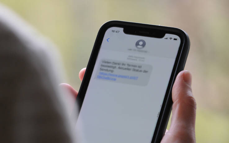 La Polizia. Sms inviati dal proprio Istituto bancario e telefonate su whatsapp che segnalano problemi al conto corrente: è una truffa