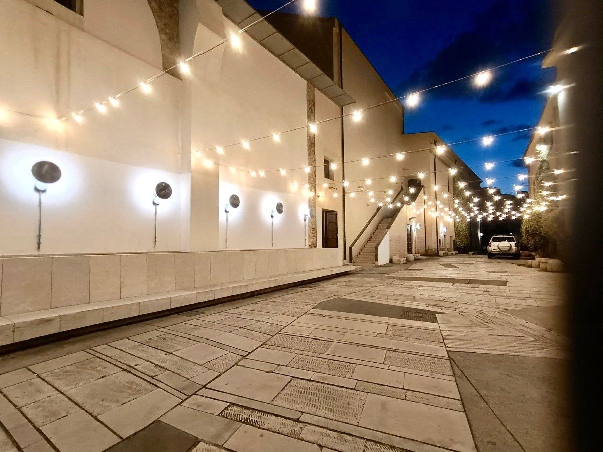 Gela. Danneggiato il tappeto di luci in via De Santis, gli assessori Morgana e Morselli: “Gesto che offende la città e il lavoro di chi si impegna per migliorarla”