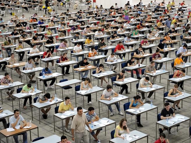 Test medicina, online 2 brutte copie su 160mila compiti; a Polizia Postale i post dei candidati