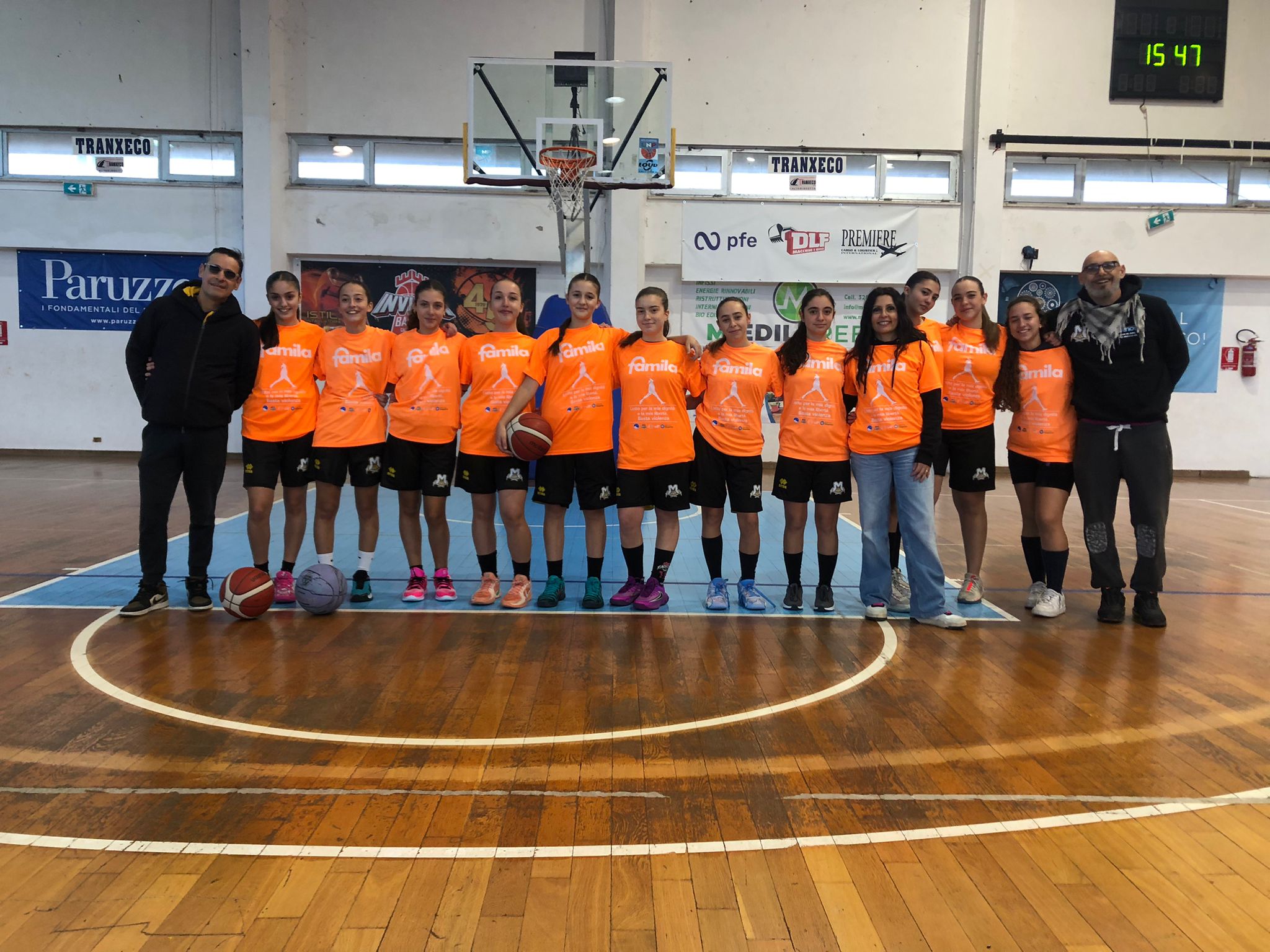 L’iniziativa di Famila e Lady Miners insieme in campo contro la violenza sulle donne: maglia dedicata alla sensibilizzazione