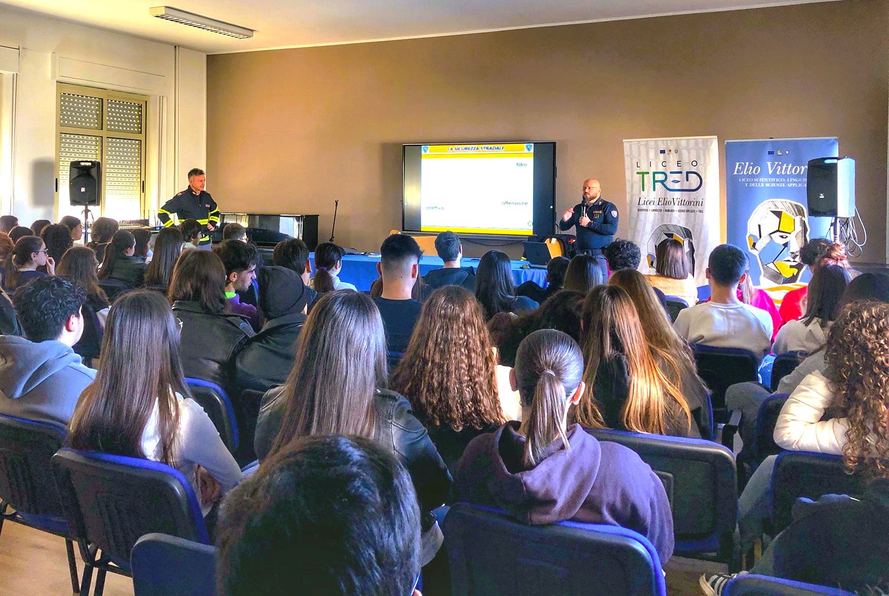 A Gela la Polizia ha incontrato gli alunni del Liceo Scientifico “Vittorini” per parlare di sicurezza stradale