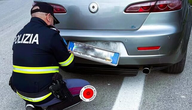Caltanissetta, controlli della Polizia Stradale: elevate sanzioni per targhe non leggibili o non rifrangenti