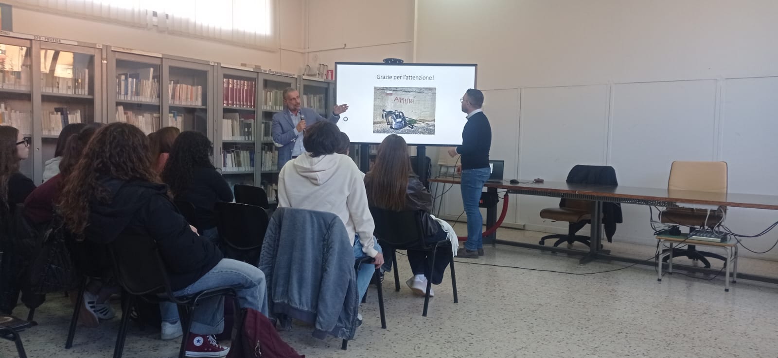 San Cataldo. Gli alunni del Liceo Scientifico “Volta” hanno incontrato il dott. Virzì alla Regina Pacis su chirurgia robotica