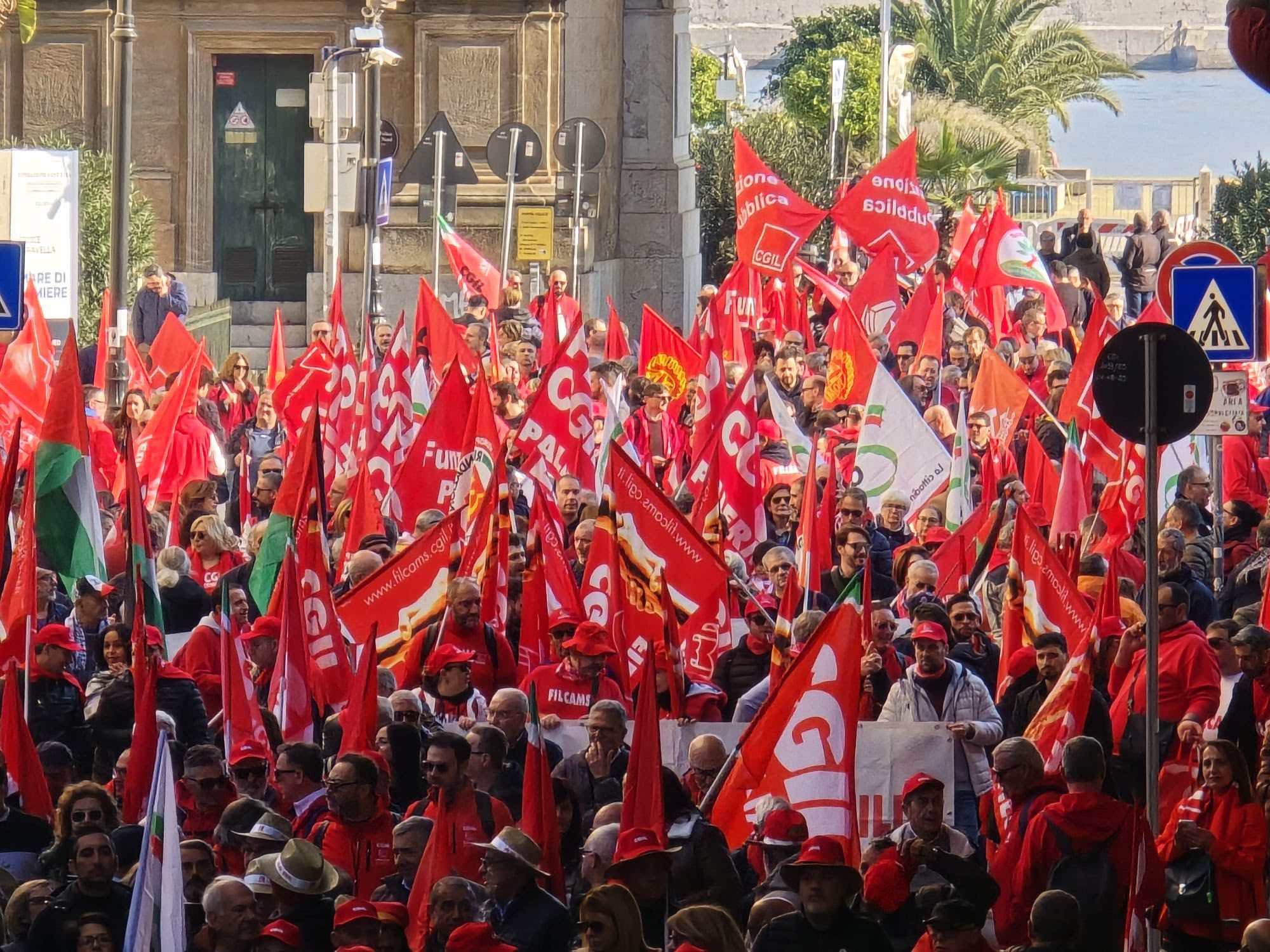 Manifestazione a Palermo per lo sciopero generale della Cgil contro la manovra di bilancio