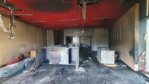 Incendio doloso a Gela, le segreterie generali di Cgil, Cisl e Uil aderiscono al sit-in: “La violenza è un attacco al lavoro, alla legalità e alla comunità”