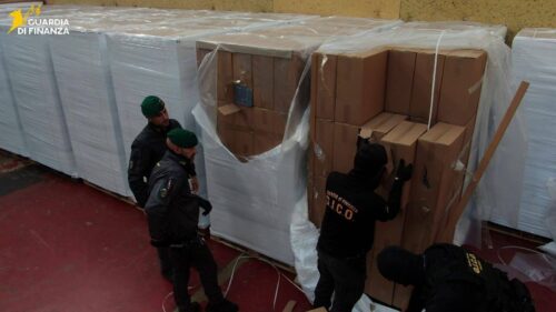 GdiF Palermo, sequestrati stabilimento industriale per la produzione clandestina di sigarette e due centri di stoccaggio