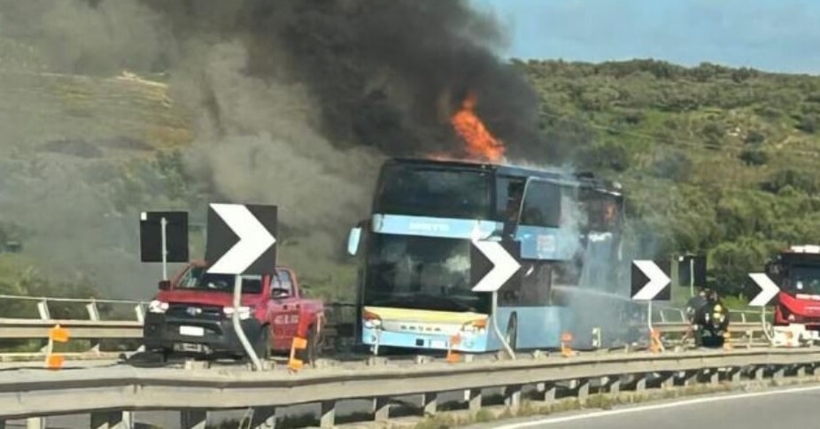 Pullman a fuoco sull’A29, code in autostrada