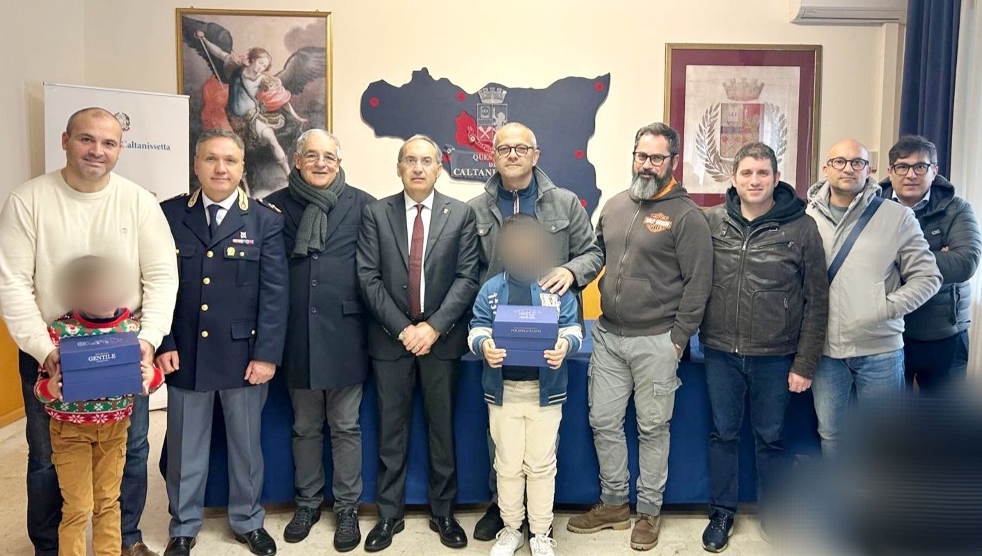 Caltanissetta. Il Vicario del Questore ha consegnato alle famiglie dei Poliziotti i panettoni fatti recapitare dal Capo della Polizia di Stato