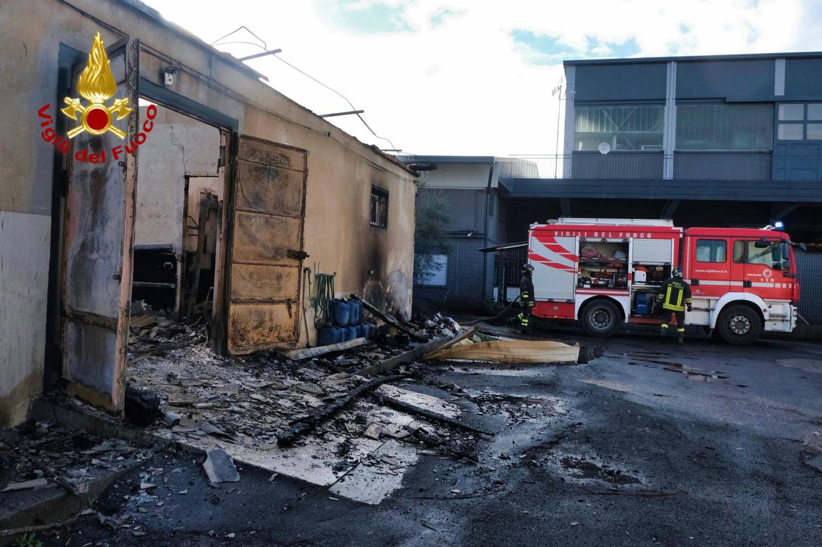 Vasto incendio a Catania nella zona industriale, i Vigili del Fuoco in azione