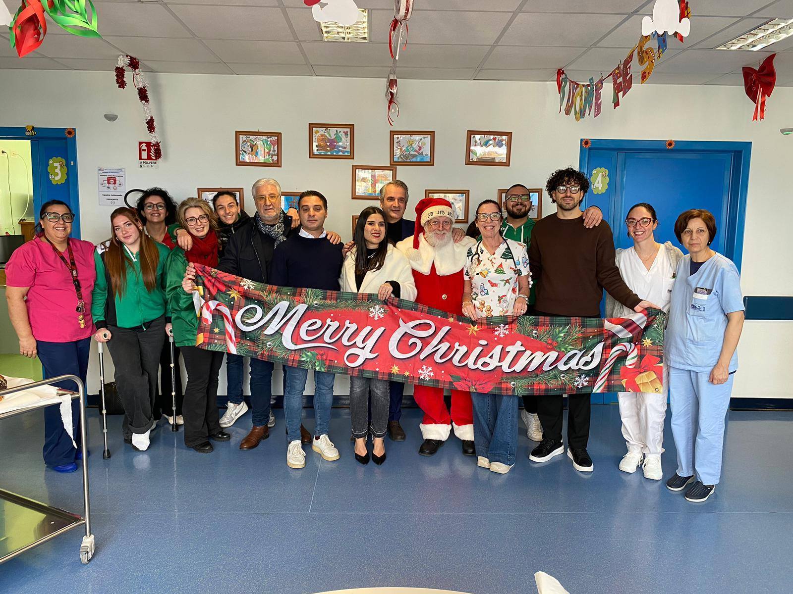 Babbo Natale e Nissa Rugby nel reparto di pediatria del Sant’Elia: gran successo per la terza edizione