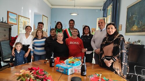 Gela, un compleanno speciale festeggiato al Comune: Giuseppe Trubia spegne 50 candeline tra gioia e sorrisi