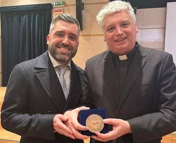 Ail Padova, a don Marco Brusutti il sigillo della città per l’impegno umanitario