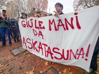 Askatasuna, a Torino corteo contro lo sgombero del centro sociale: “Oggi non è data di fine ma di inizio”