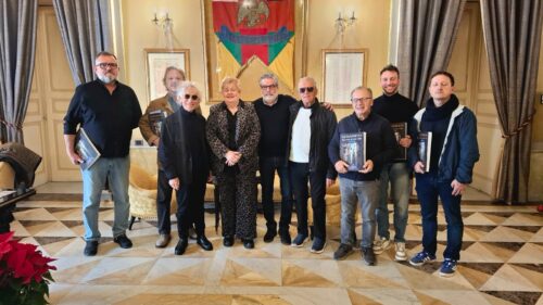 Caltanissetta. L’assessore Candura ha ricevuto al Comune il maestro Mariano Deidda e la sua band