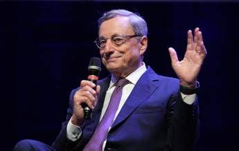 Draghi riceve il premio Carlo Magno: “Mai così tanti nemici per Europa”