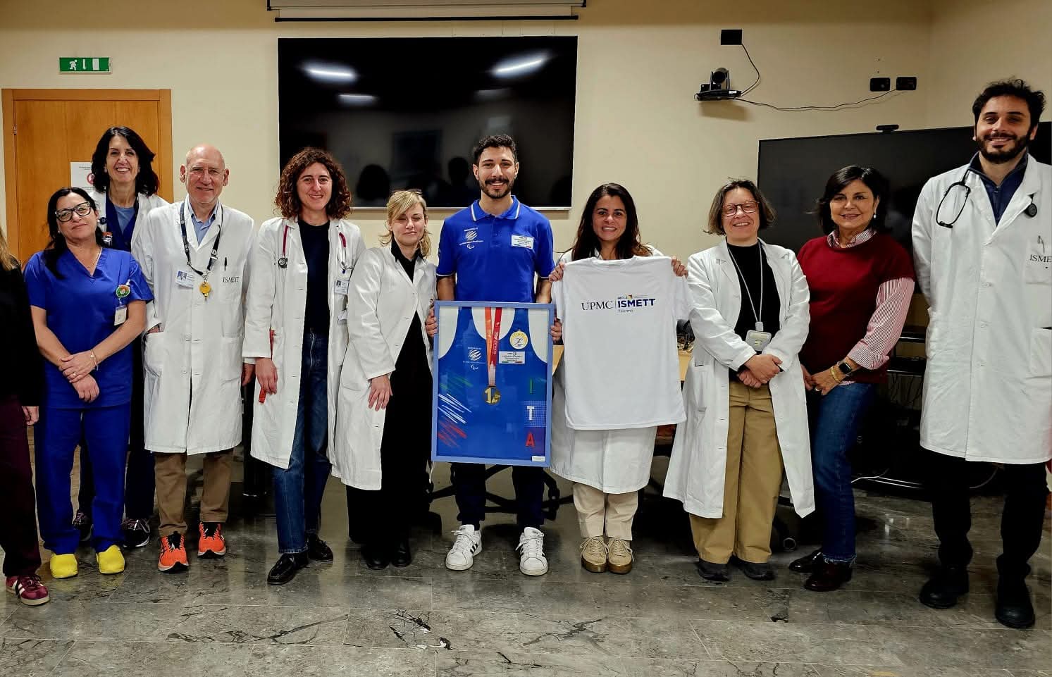 A Palermo una storia di resilienza e speranza, Luca Sinagra consegna all’IMETT la medaglia vinta ai mondiali: 10 anni fa il trapianto di rene che gli ridiede la vita