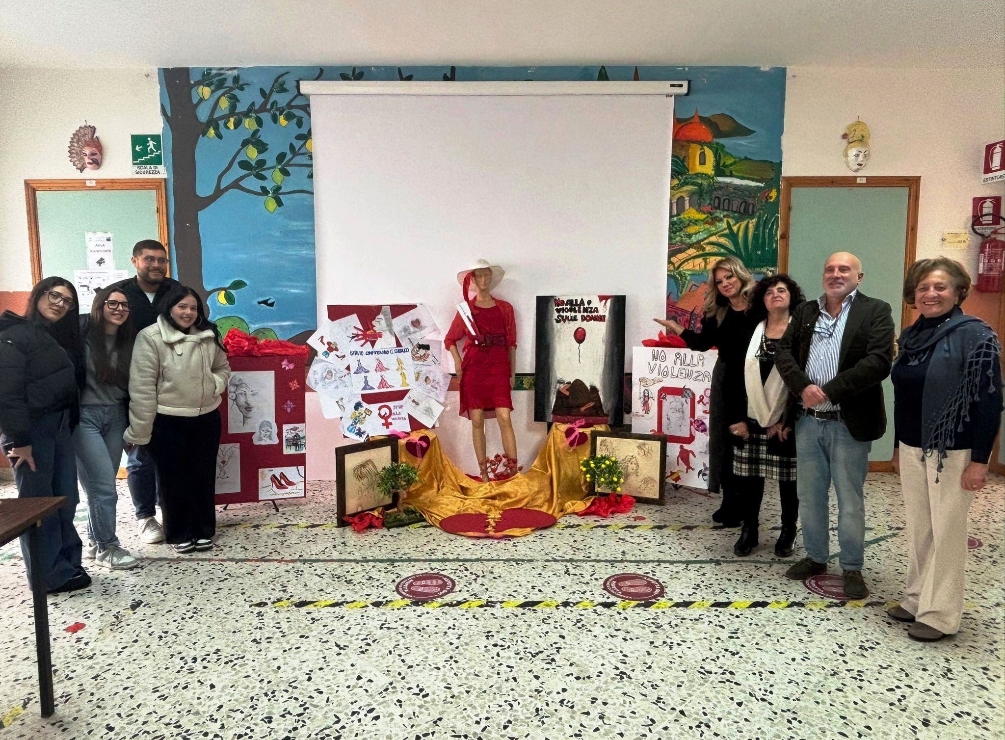 San Cataldo ricorda le vittime di femminicidio: l’Istituto “Carducci”, polo artistico della città, inaugura una vetrina della memoria