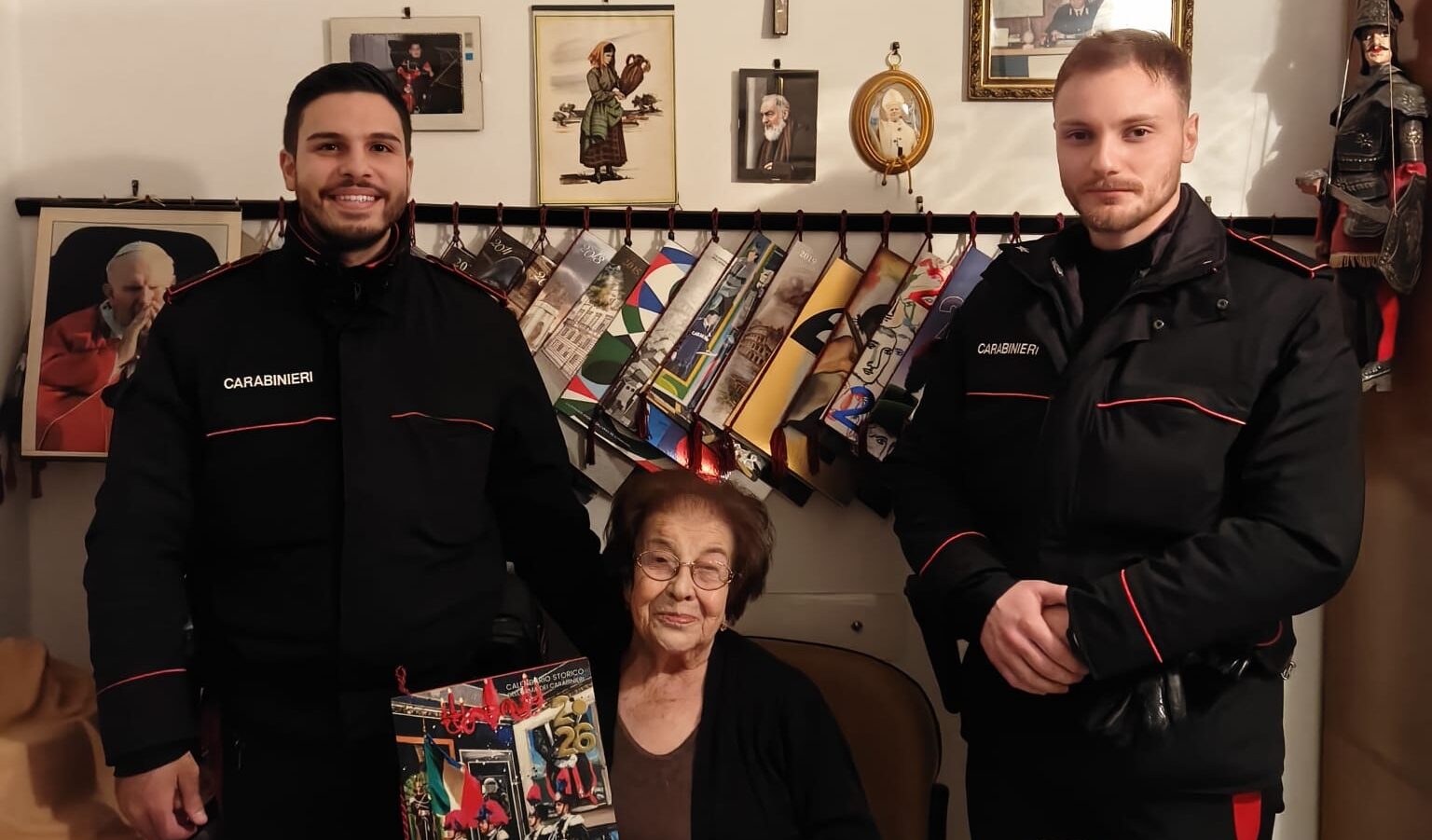 Regalbuto, i Carabinieri consegnano il Calendario Storico dell’Arma alla vedova del Maresciallo Cosimo Forleo