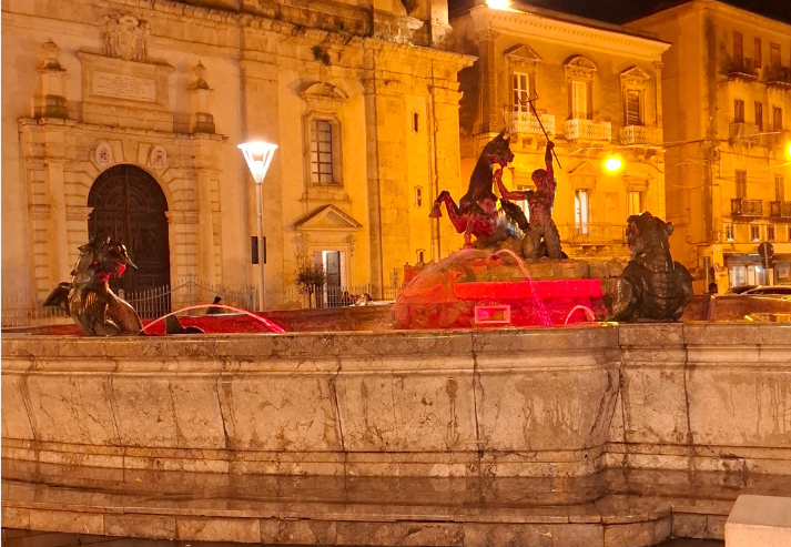 Caltanissetta, “GivingTuesday”: la fontana del Tritone si illumina di rosso per la giornata mondiale del dono