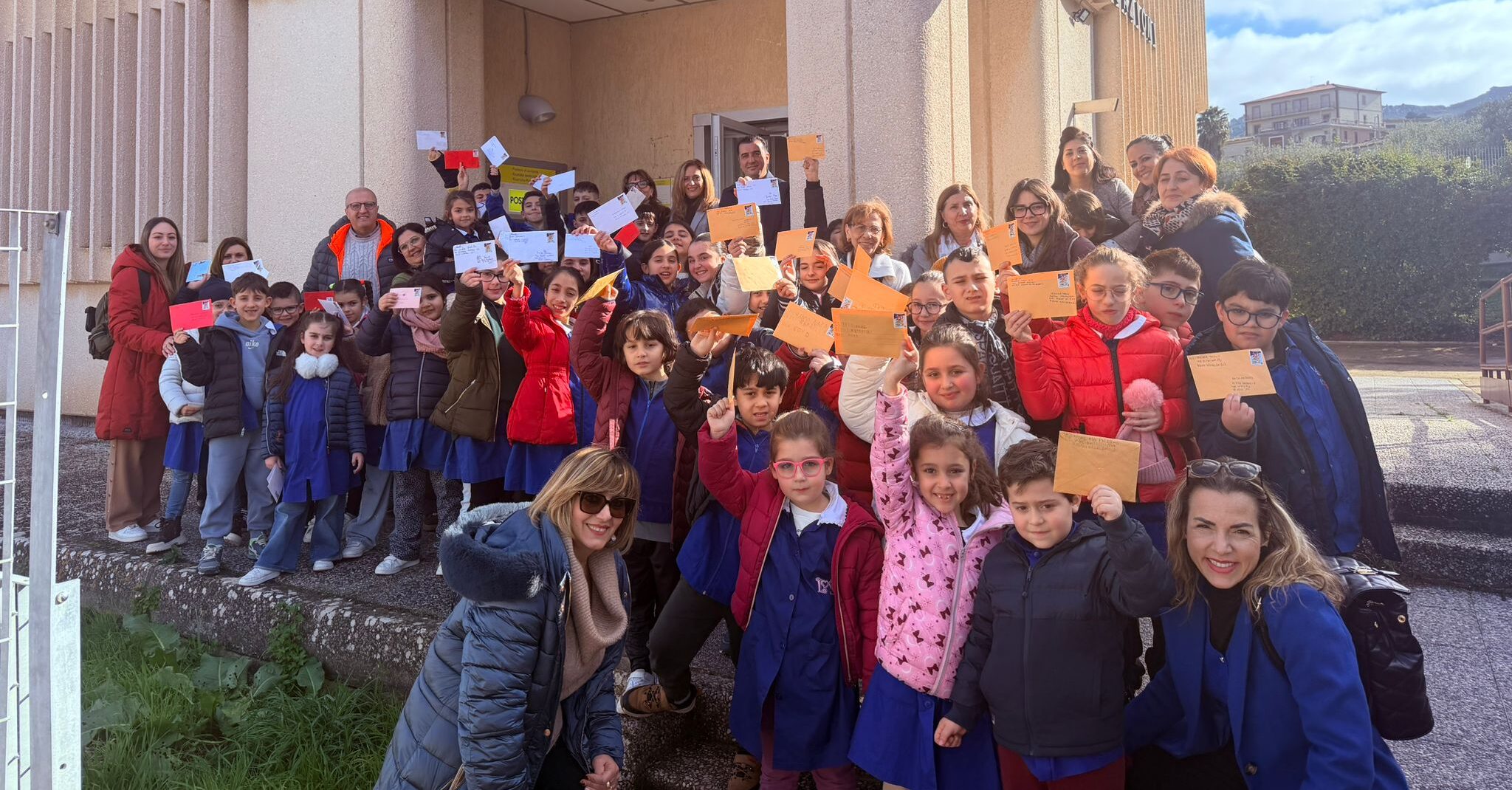Villalba, alunni di scuola primaria in visita all’ufficio postale: scambio epistolare e conoscenza del territorio