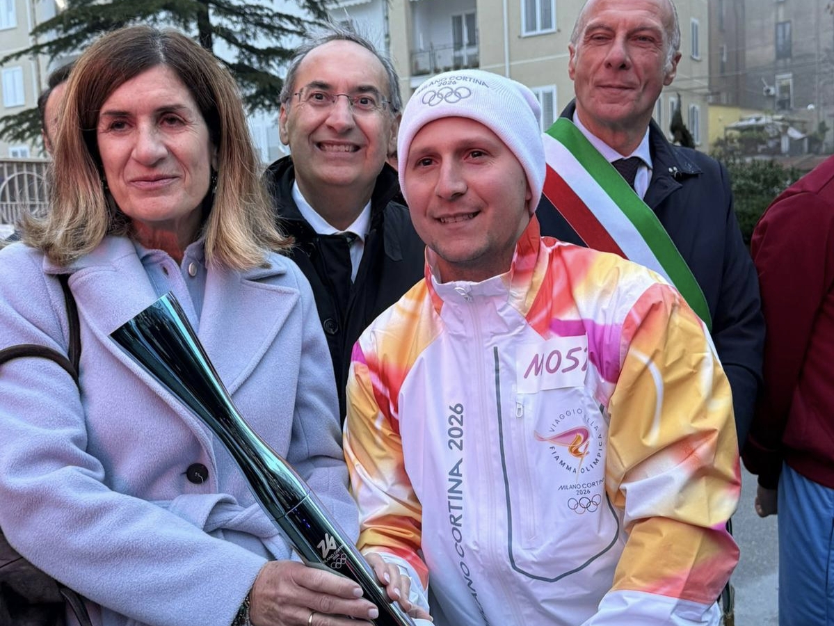 Questura di Caltanissetta, omaggio alla Fiamma Olimpica: un momento magico in via Catania