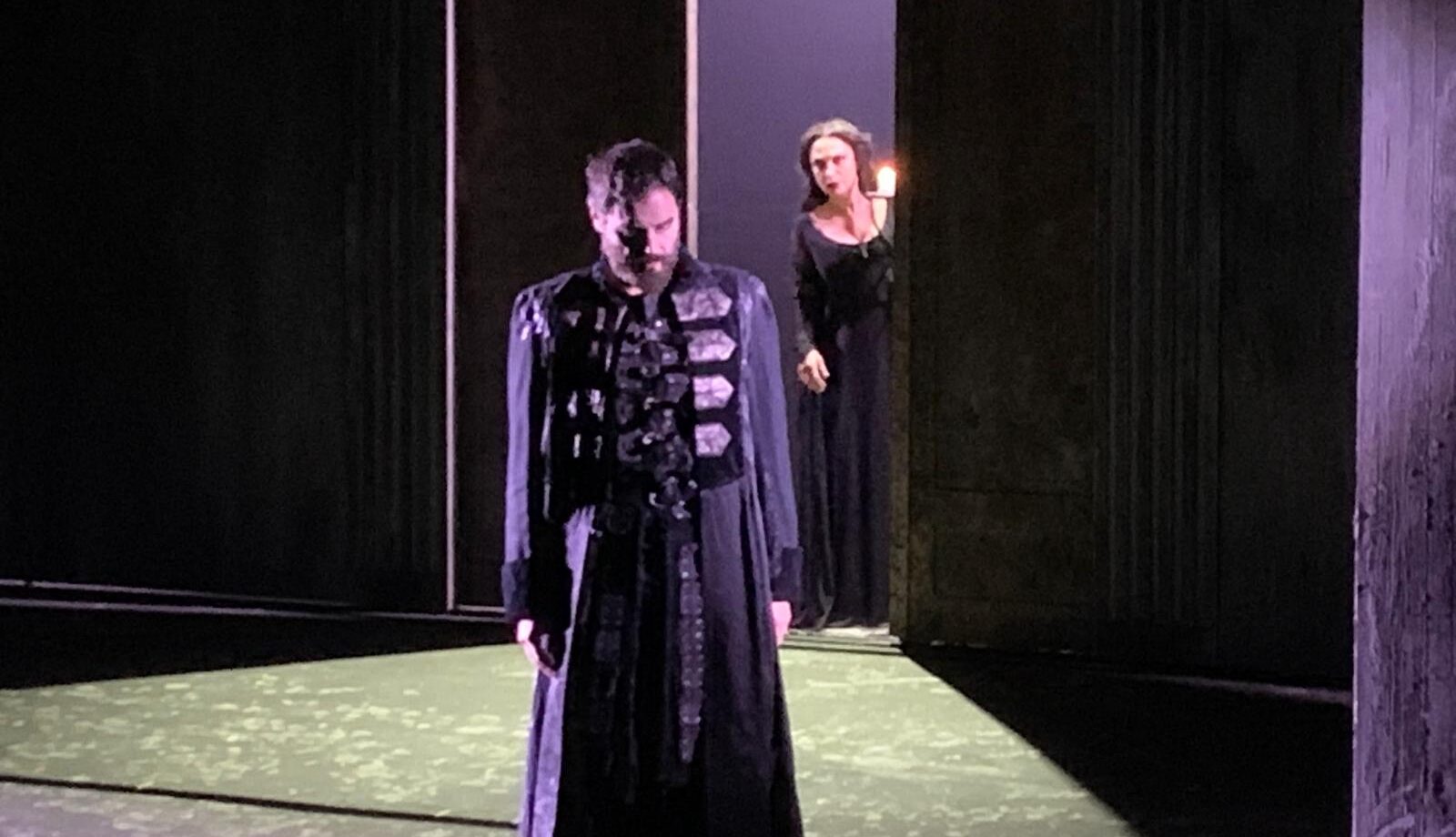 Caltanissetta, la smania di potere e la discesa nella follia sul palco del Teatro Regina Margherita con “Macbeth”: Daniele Pecci e Sandra Toffolatti conquistano il pubblico