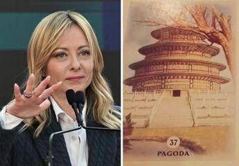 Meloni e la battuta: “Il centrosinistra si porta sfiga come la carta della pagoda”