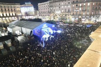 Milano, Duomo in tilt per l’Albero di Natale: folla, code e proteste: “Situazione fuori controllo”