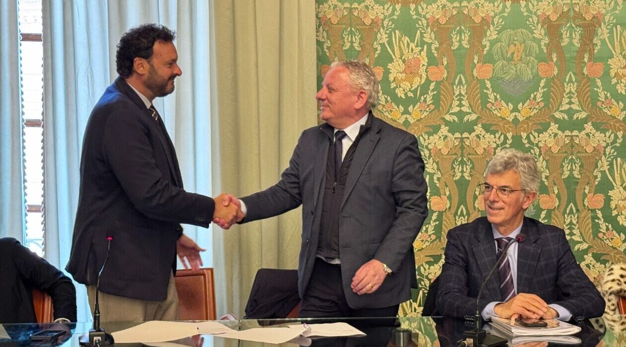 Cittadinanza attiva e dialogo intergenerazionale: siglato il protocollo d’intesa tra ANCI Sicilia e Comune di Siracusa