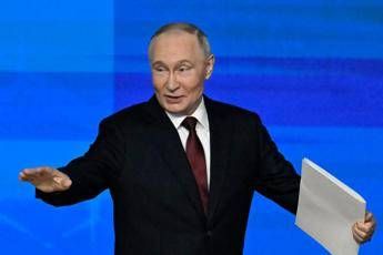 Putin e la conferenza show: “Sono innamorato e lavoro troppo”