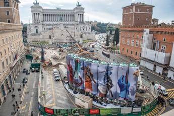 Roma, al cantiere di piazza Venezia la terza opera di ‘Murales’
