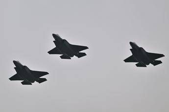 “Russia-Nato, pericolo concreto di guerra”: anche la Svizzera si arma