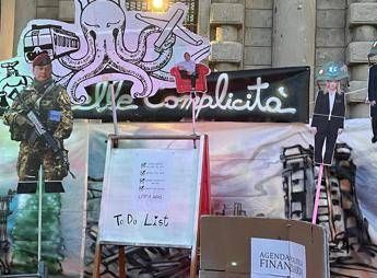 Scala, la protesta prima dell’evento: Meloni e ministri ritratti con l’elmetto